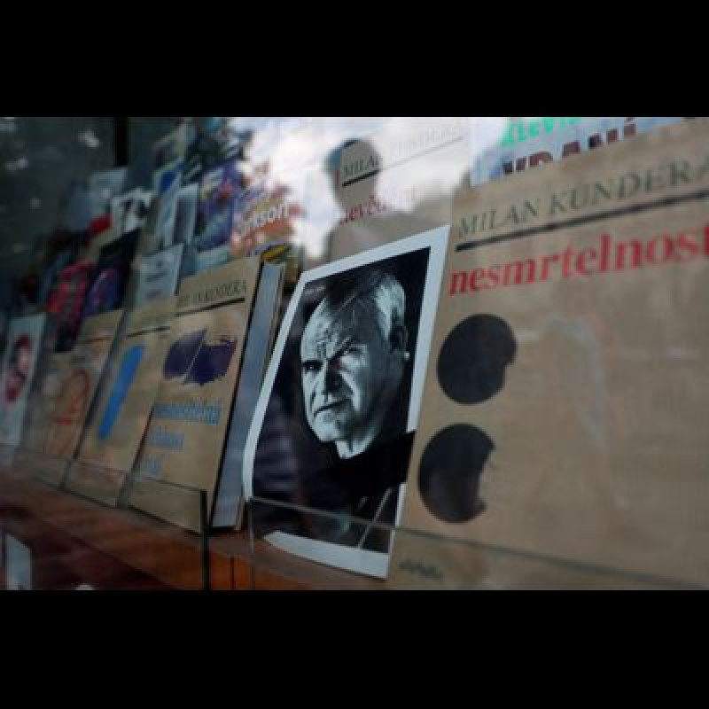 Kundera si cynicky hrál s postavami i čtenáři. Budování image kritizoval a zároveň využíval，所有者：Týdeník Respekt