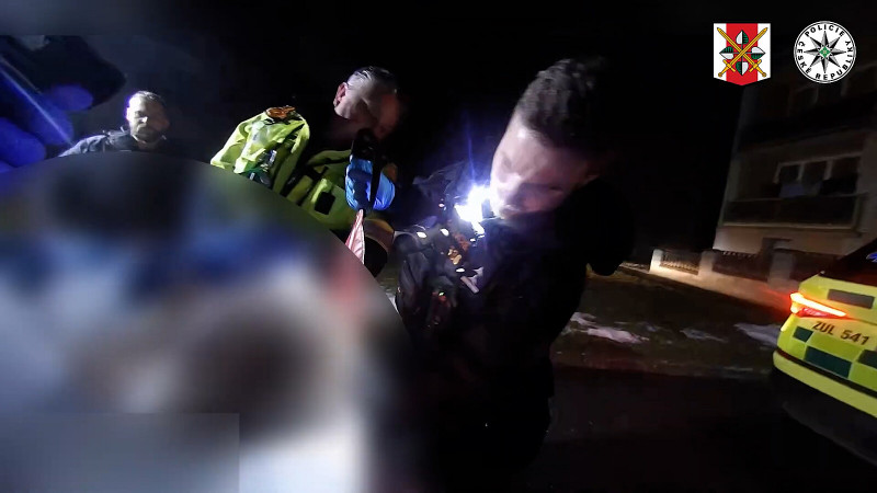 VIDEO: Zachránili život mimo svůj rajon. Policisté z Loun oživili muže za 45 minut