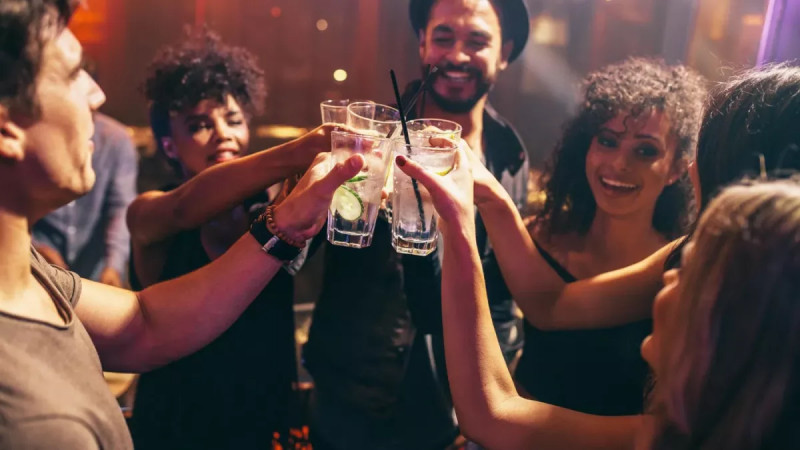 Proč lidé hromadně přestávají pít a co jim to přináší