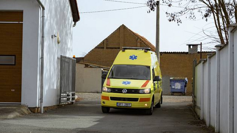 Muž zkolaboval na tenisových kurtech. Kamarádi a policisté mu zachránili život