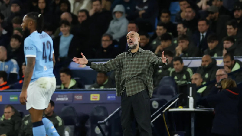 Každý mě chce vyhodit, ale čas na sbohem ještě nepřišel, ujistil Guardiola