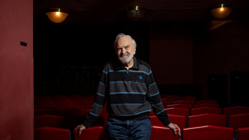 Životabudič Zdeněk Svěrák slaví 90. Velký příběh muže, který na jevišti stále leze na štafle a Češi jeho hlášky citují na potkání