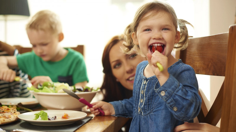 Odmítá vaše dítě nová jídla a vy vaříte dvě tři pořád dokola? Výživový specialista doporučuje jednoduchý trik - Maminka.cz