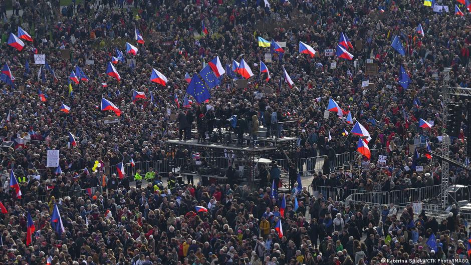 У Празі десятки тисяч людей вийшли на антиурядовий протест
